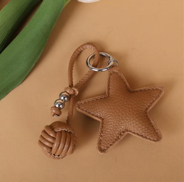 Кожаный брелок Звезда Пентаграмма Брелок для ключей машины с плетеным кожаным шнурком-шариком Подвеска для сумки Креативное украшение для женщин