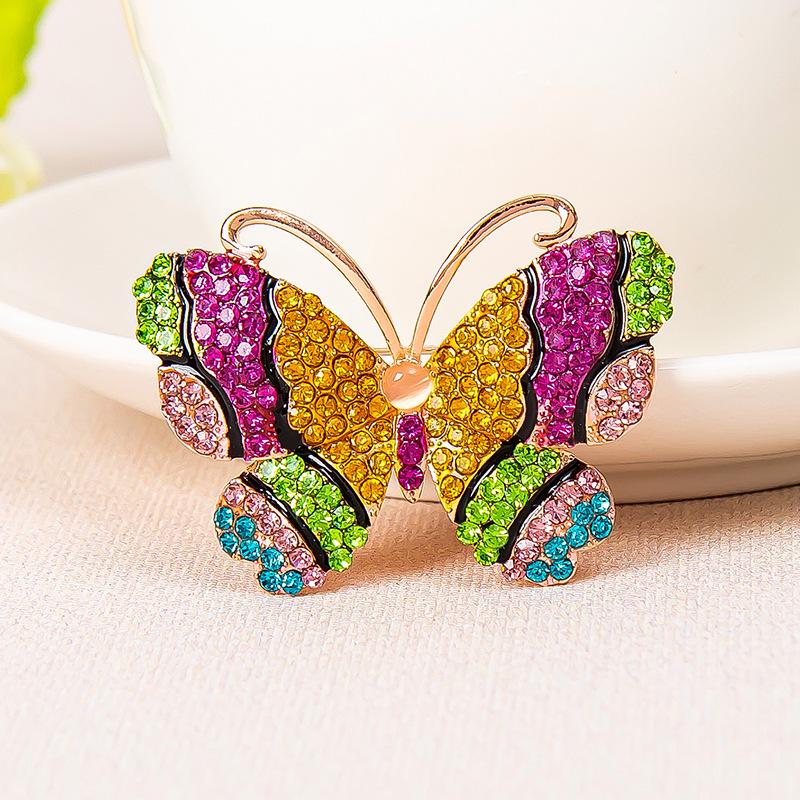 Элегантная эмалевая брошь в виде бабочки — модный аксессуар для костюма высокого класса