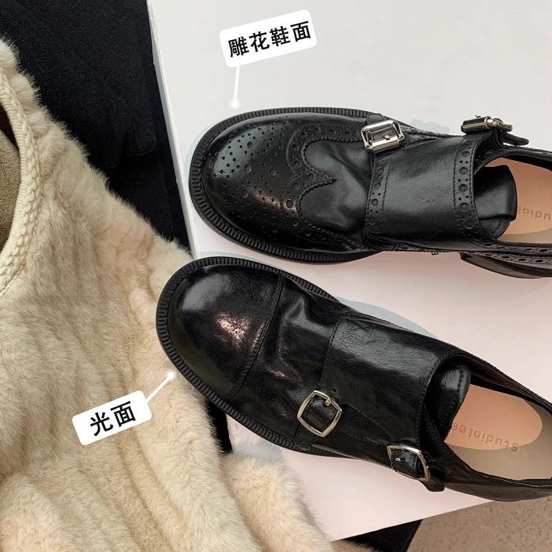 Усадка обуви Лошадиная кожа Резная Двубортная Круглый носок Толстый каблук Маленькие кожаные туфли Женские