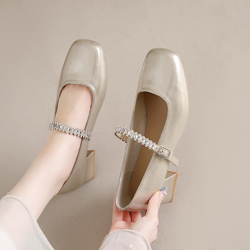 Французский толстый каблук с неглубоким вырезом туфли-лодочки женские 2025 новый летний средний каблук квадратный носок стразы Мэри Джейн маленькие кожаные туфли