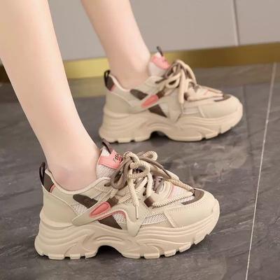 Популярные кроссовки на толстой подошве для увеличения роста для женщин 2025 новая весна дышащие для ног маленькие на мягкой подошве повседневные спортивные беговые кроссовки