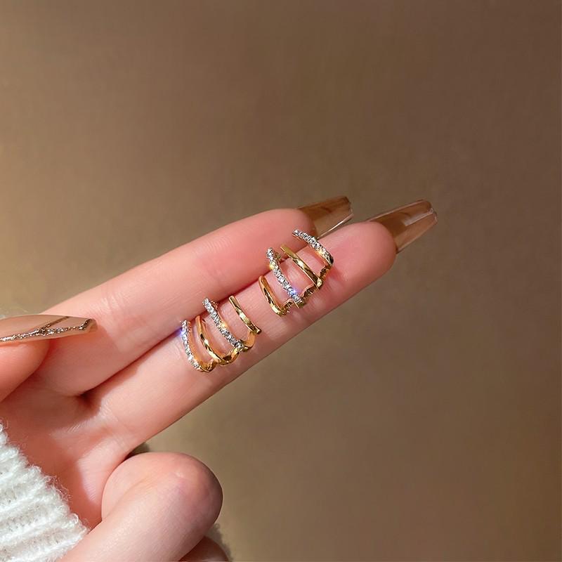 Увеличенные круглые серьги: Уникальный европейский и американский металл, блестящая мода высокого класса для женщин.