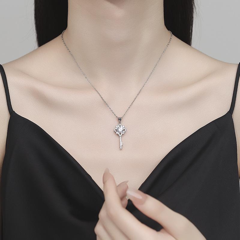 Европейское и американское ожерелье-подвеска в виде четырехлистного клевера с драгоценным камнем 1 карат огранки «Восемь сердец и стрел» - Женское ювелирное украшение в подарок