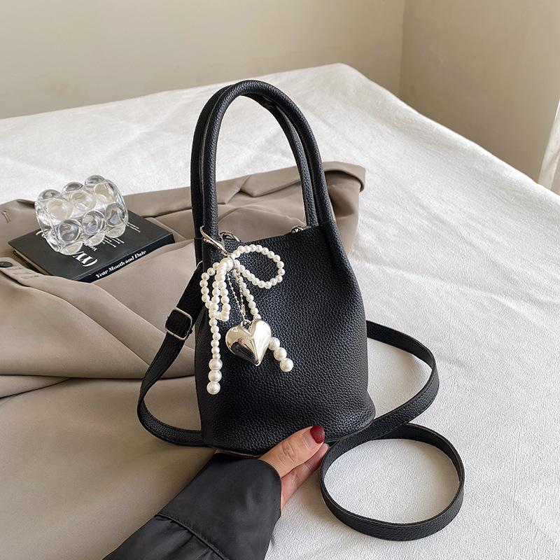 Повседневная популярная модная сумка с текстурой в этом году 2024 года, летняя новая портативная женская сумка, простая сумка-мессенджер, сумка-ведро