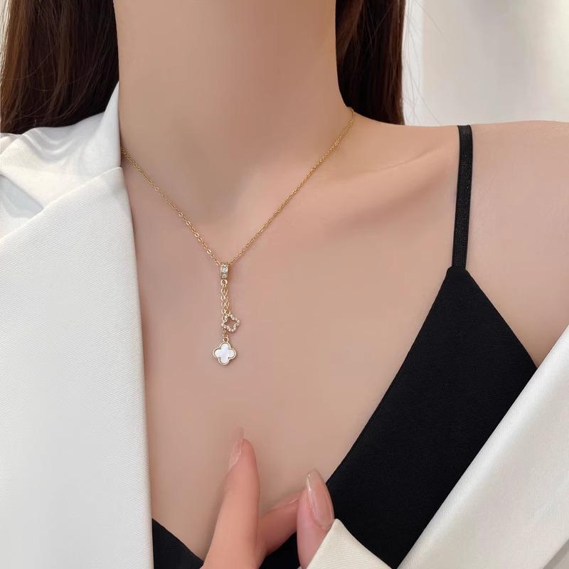 Позолоченное медью ожерелье-подвеска с кисточкой в виде четырехлистного клевера - Элегантное, Минималистичное и Роскошное.