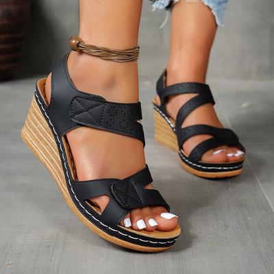 Женские винтажные сандалии на покатом каблуке - регулируемый ремешок на щиколотке, открытый носок, перфорированный дизайн, застежка на липучке, несколько вариантов цвета, сандалии с ремешками