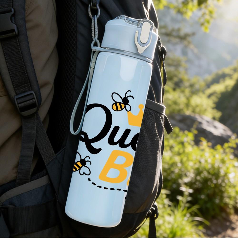 1PC Queen Bee Bumblebee Text Print 750ml Color Plastic Sports Water Bottle Leakproof Flip Straw Lid Suitable for Sports Office Home Use