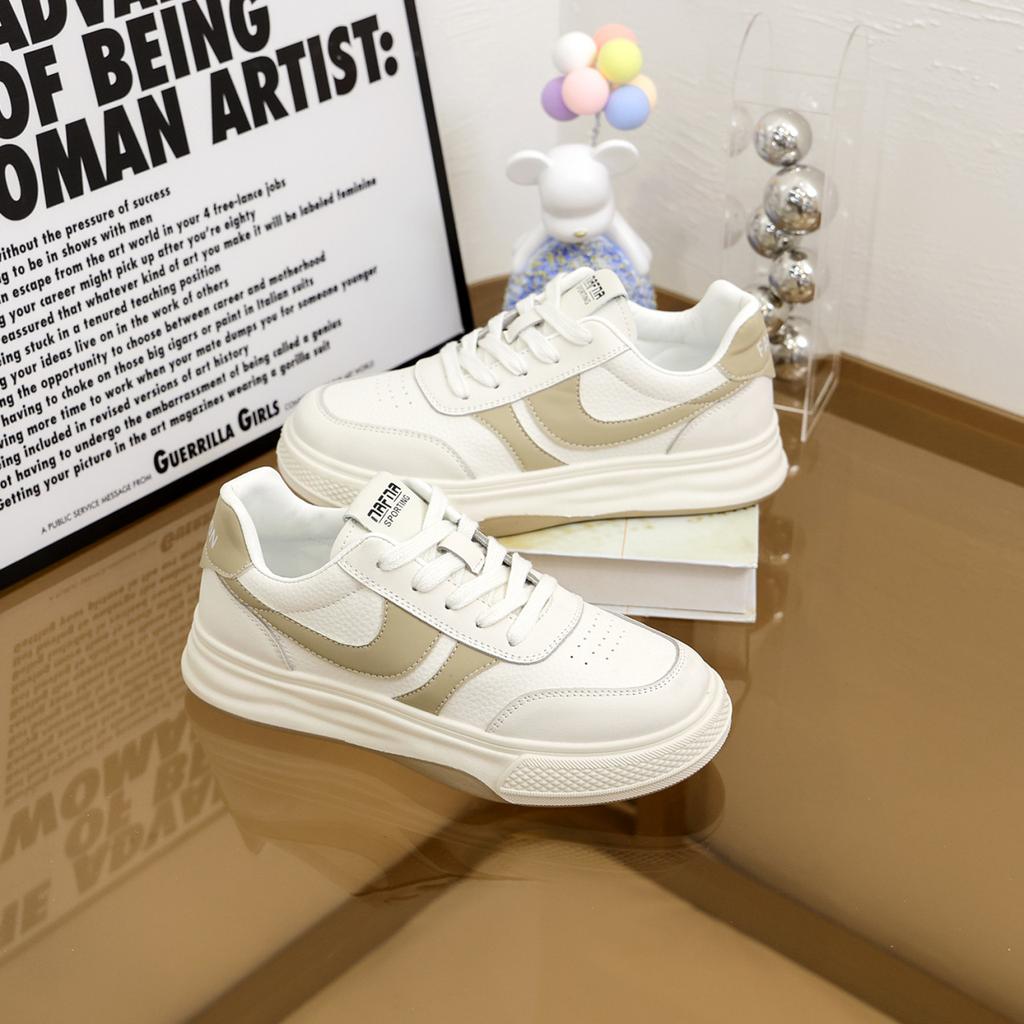 Маленькие белые туфли для девочек универсальные весенне-осенние на плоской толстой подошве 2025 лето новый дизайн чувство взрыва повседневные папины спортивные туфли