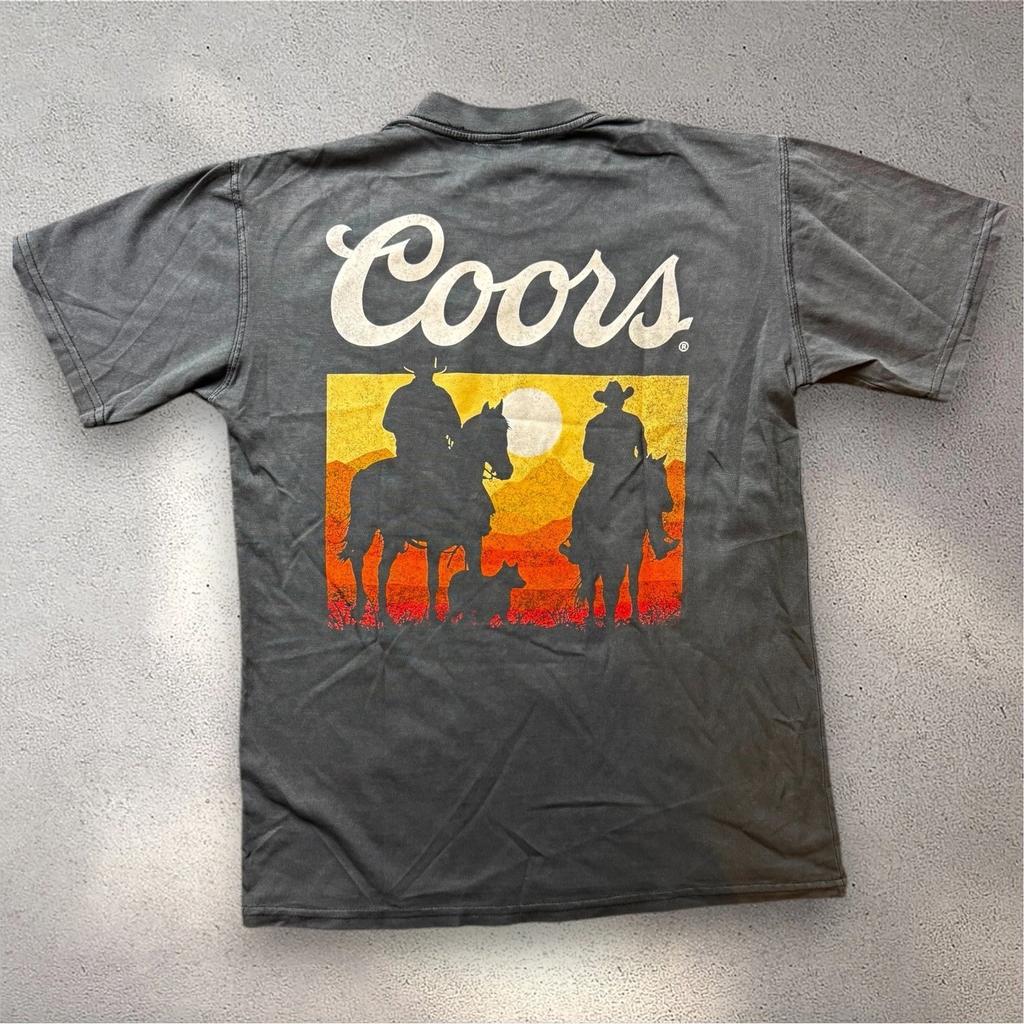 Мужская футболка Coors Banquet Beer с графическим принтом 'Ковбойский закат' Маленький размер Стиранный черный Хлопок