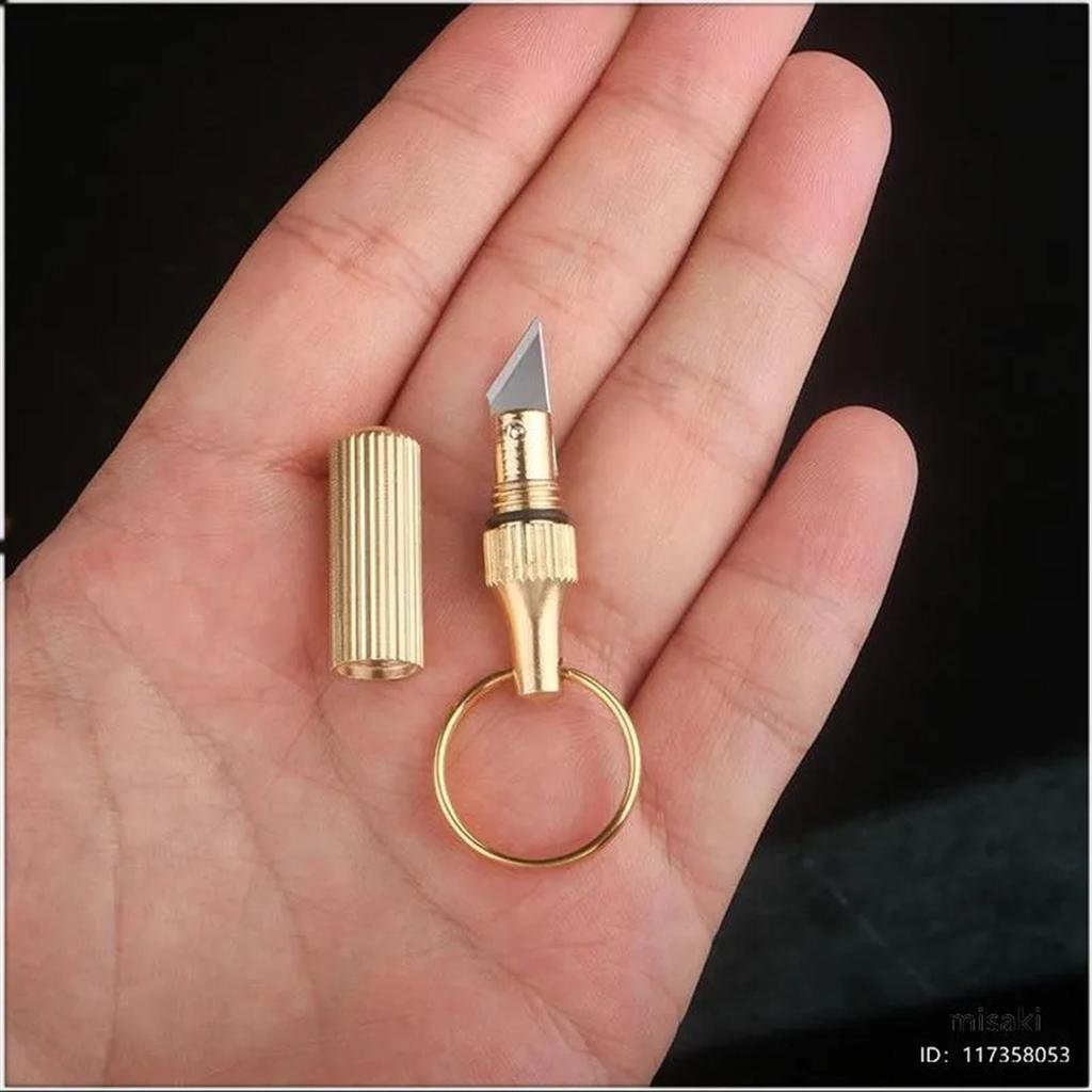 Откройте посылку с небольшим латунным ножом-подвеской, брелком для ключей и портативным капсульным ножом