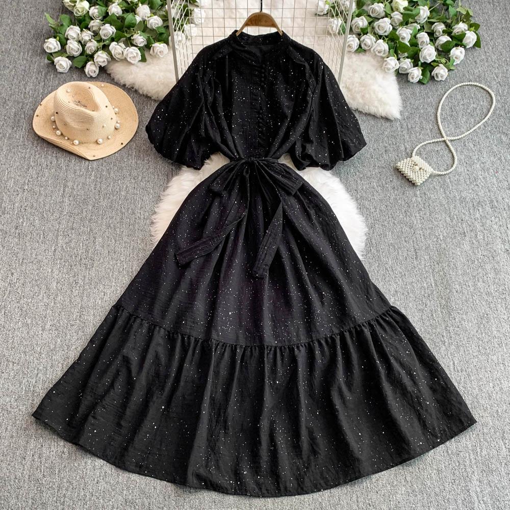 Женское длинное платье со стойкой воротником, рукавами-буфами, однобортное, макси, свободного кроя, с завязкой на талии, оборкой по краю, длинное платье