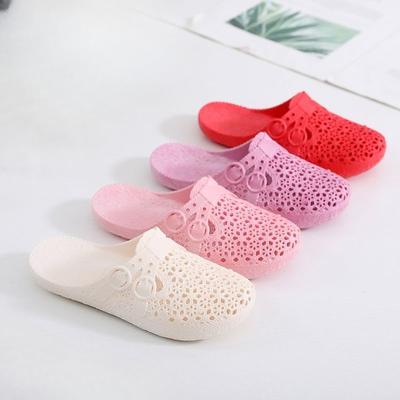 Перфорированная обувь на плоской подошве для использования в помещении и на улице. Летние крутые тапочки для женщин. Модные пляжные тапочки.