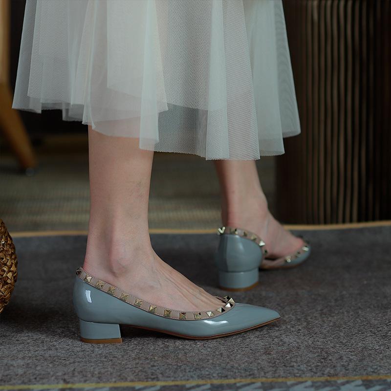 Новые туфли из лакированной кожи нюдового цвета с пустыми заклепками по бокам, с острым носком и толстым каблуком, туфли-лодочки, туфли на среднем каблуке, детская трендовая обувь