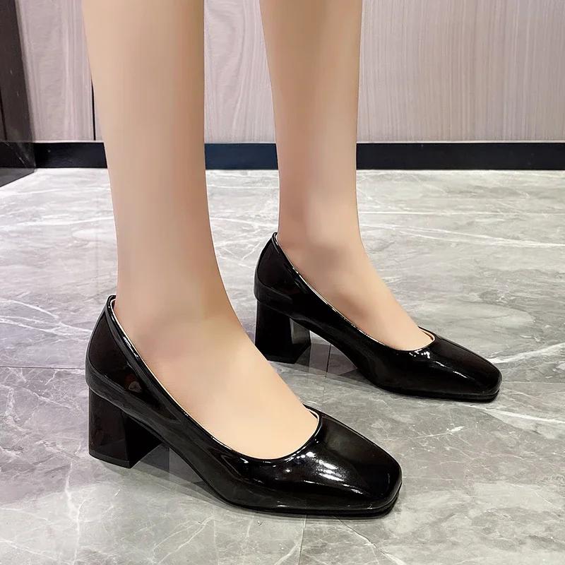 Мода 2024 года, новые летние туфли на высоком каблуке, однотонные женские туфли на толстом каблуке из мягкой кожи, профессиональная обувь