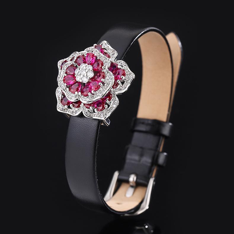 Ювелирные изделия Комплект из двух предметов: браслет-кольцо «Камелия», слегка усыпанный бриллиантами. Винтажный браслет из благородного топаза с рубинами цвета голубиной крови.