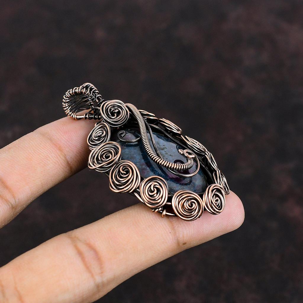 Рубин в синем кианите медный кулон с проволочной обмоткой кулон из меди ювелирные изделия ручной работы драгоценный камень кулон с проволочной обмоткой ювелирные изделия для подарка лечебный камень