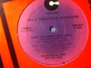 12-дюймовая пластинка DRU & THE PHYSICAL ATTRACTION - Light The Night (С любовью) DMD832 Котильон 1985 США Танцевальная и Электронная Б/У