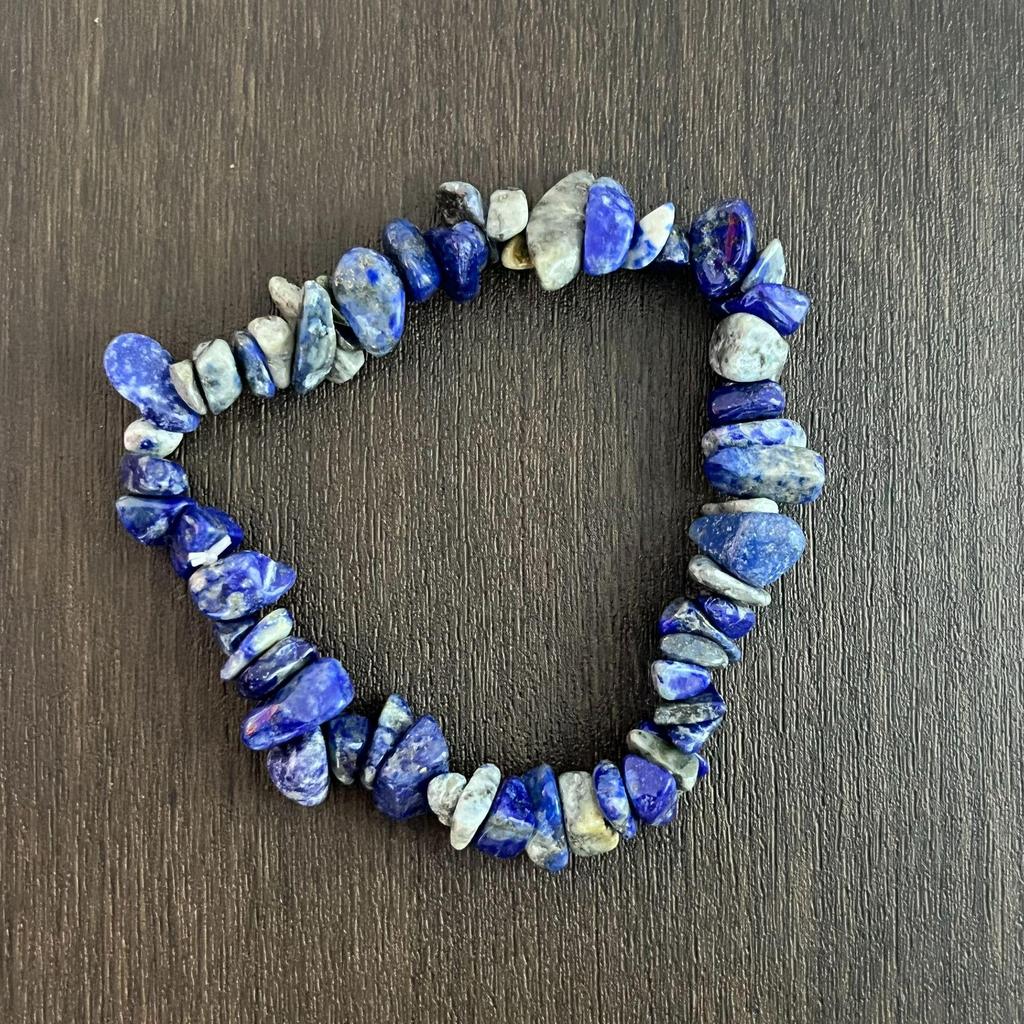 Браслет из разноцветных кристаллов с цитрином, тигровым глазом, лазуритом, аметистом и зеленым авантюрином на эластичном шнуре