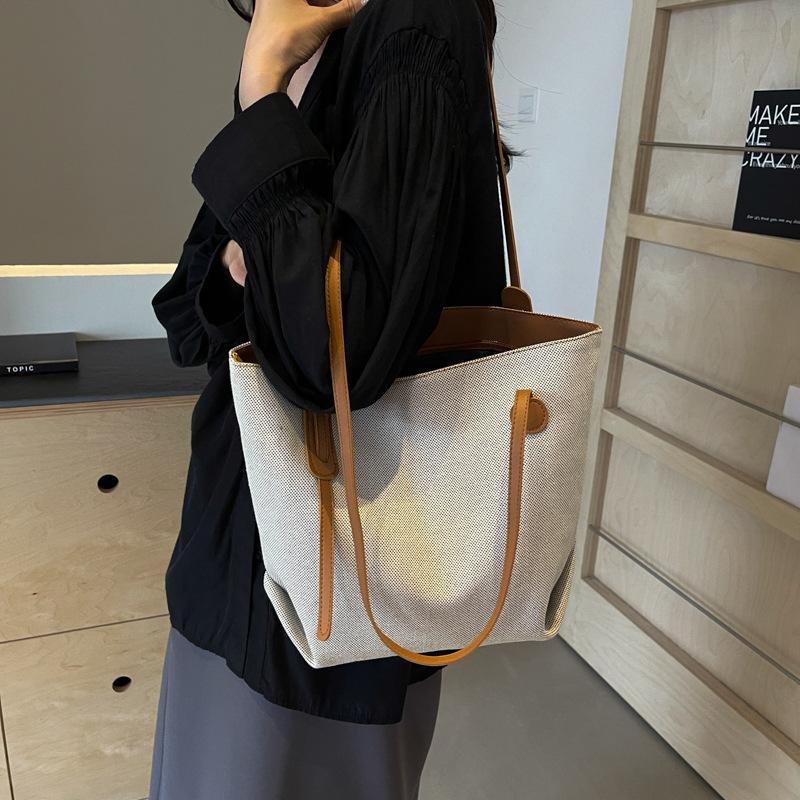Повседневная сумка большой вместимости женская сумка 2024 года лето новая простая и модная сумка через плечо для поездок на работу простая женская сумка-тоут