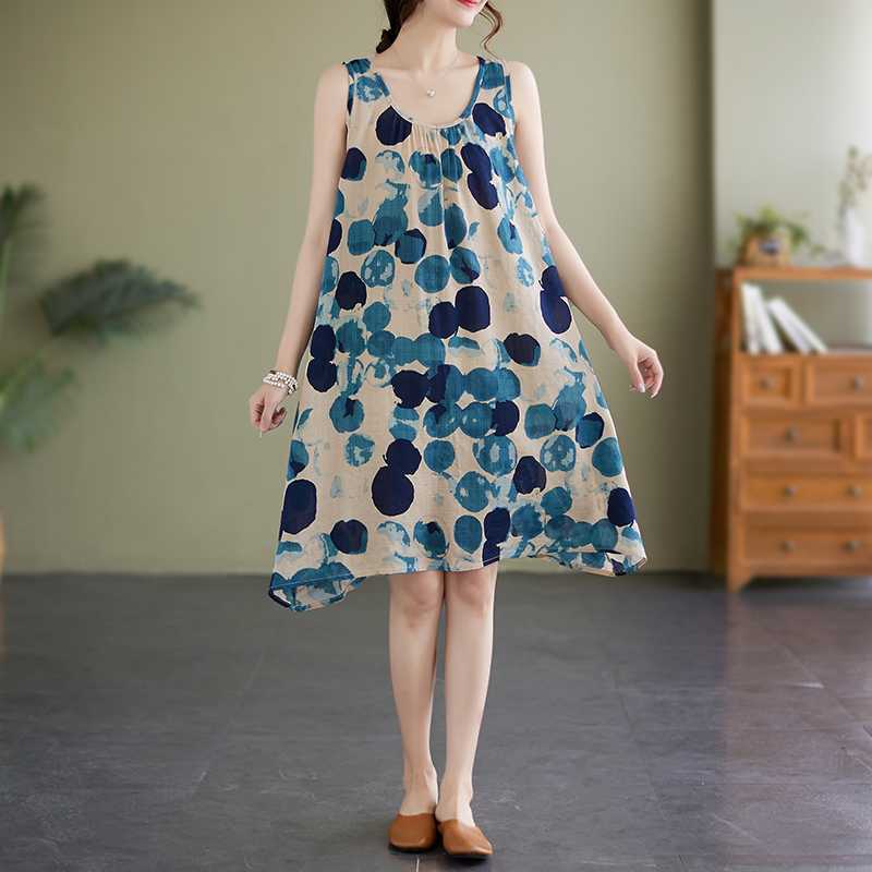 Летнее платье А-силуэта без рукавов с круглым вырезом и принтом для полных женщин