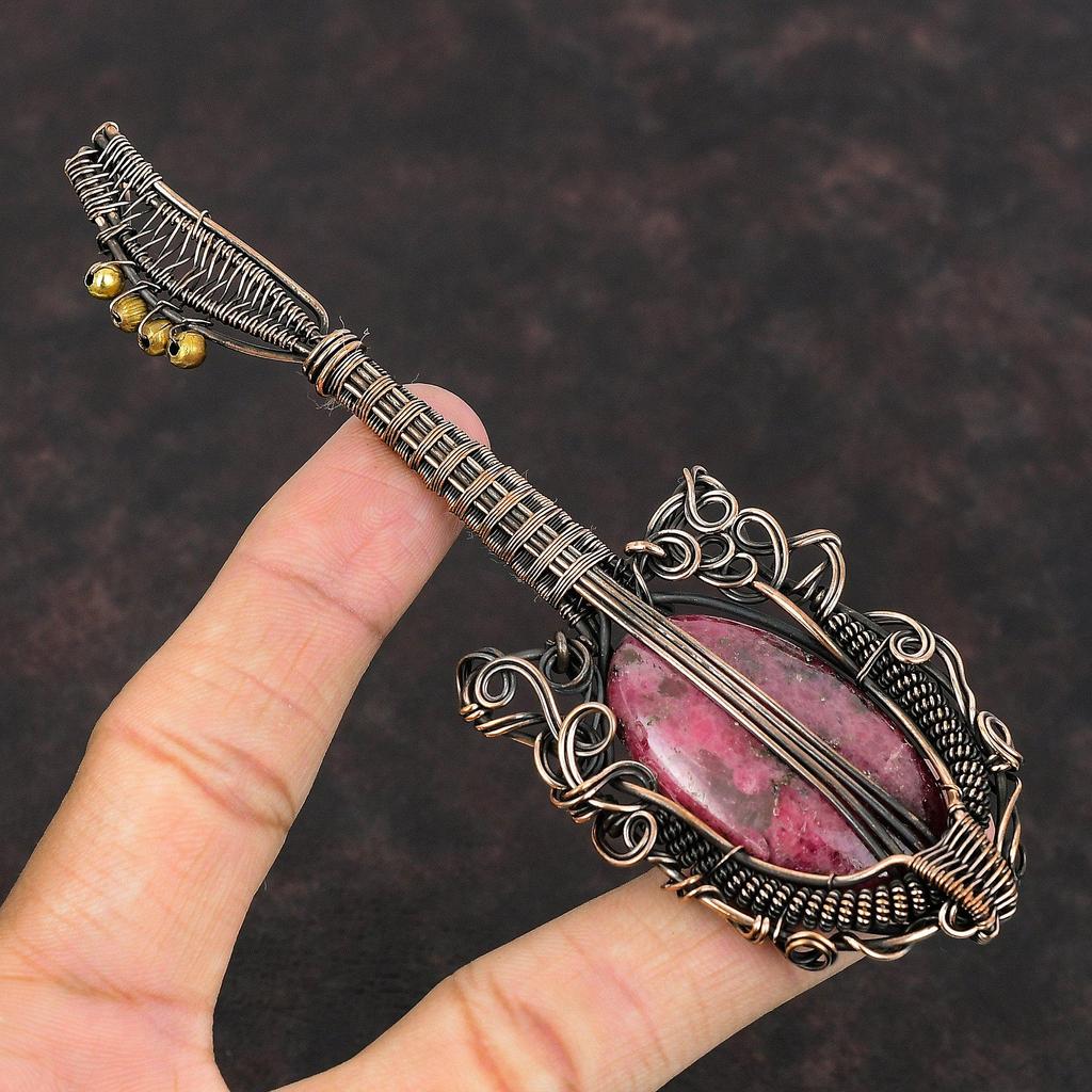Родонит Медный Кулон Драгоценный камень Кулон, обернутый проволокой Кулон в виде гитары Медные украшения Ручная работа Кулон-обертка Украшения из родонита Подарок для него