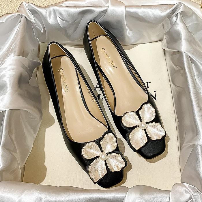 Модная обычная кожаная повседневная женская летняя обувь жемчужные свадебные туфли невесты белые элегантные туфли на низком каблуке для женщин 2024 39 по предложению A