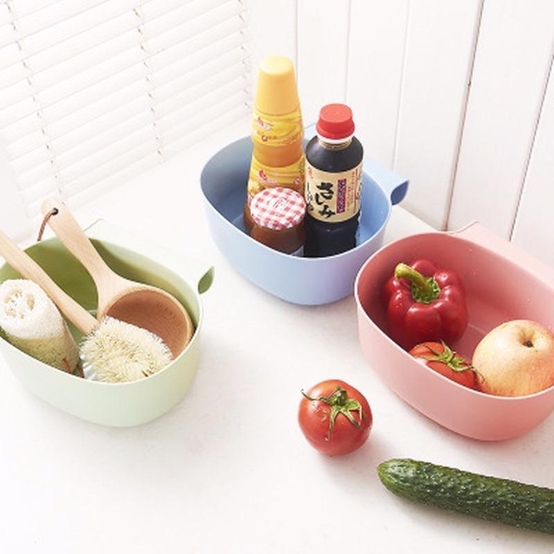 На двери кухонного шкафа висит большой мусорный бак, европейский пластиковый ящик для хранения без крышки