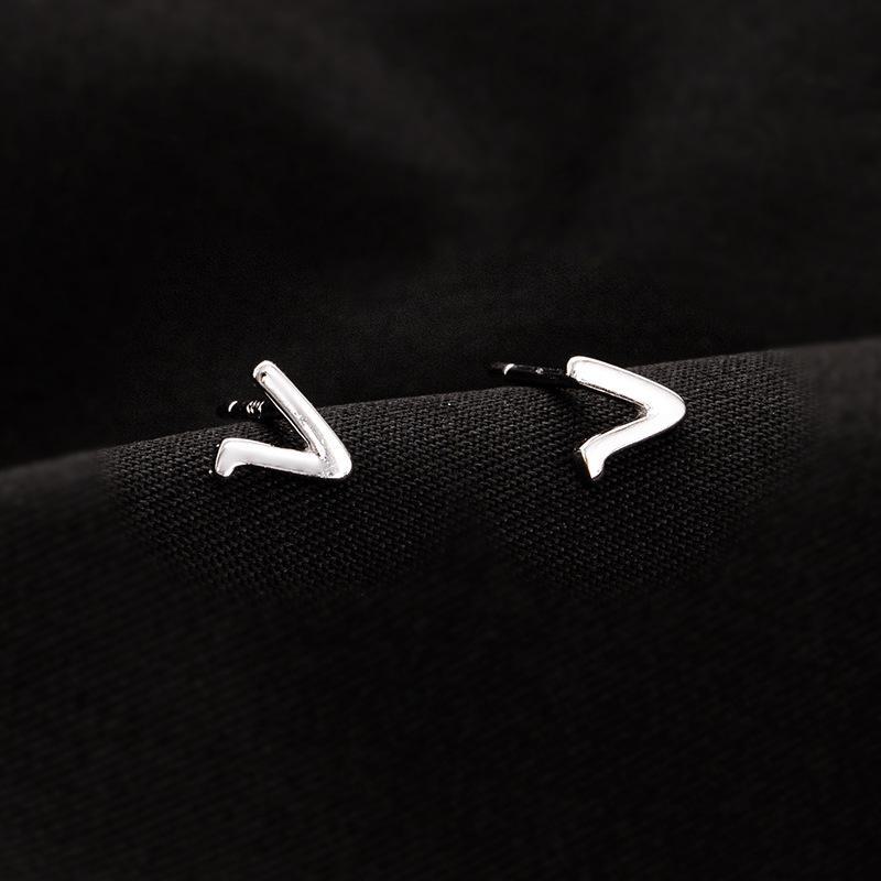 Серьги Banyan Tree S925 Silver с английским алфавитом для женщин - маленькие, удобные, одиночные серьги для сна