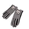 Клетчатые перчатки черно-белые с бархатными цветами кашемировые перчатки с узором «гусиные лапки»
