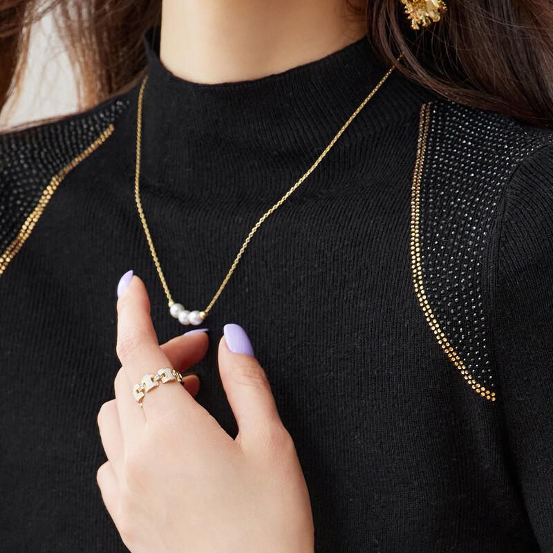 Женский шерстяной свитер облегающего кроя с полувысоким воротником