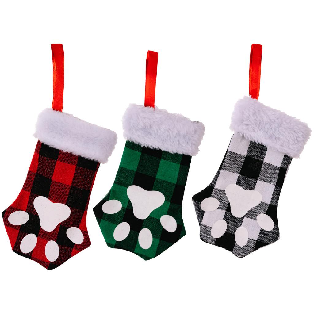 Очаровательные рождественские чулки в мультяшном стиле с кошачьими лапками в красочных красном, зеленом и черном цветах