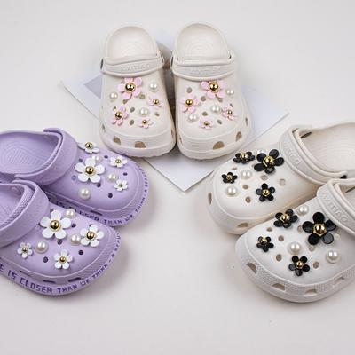 Самая продаваемая обувь с подвесками в виде крокодила, готовые надеть комбинированный костюм с белой маргариткой и подсолнухом, обувь с пряжкой, девичья обувь, аксессуары, новинка