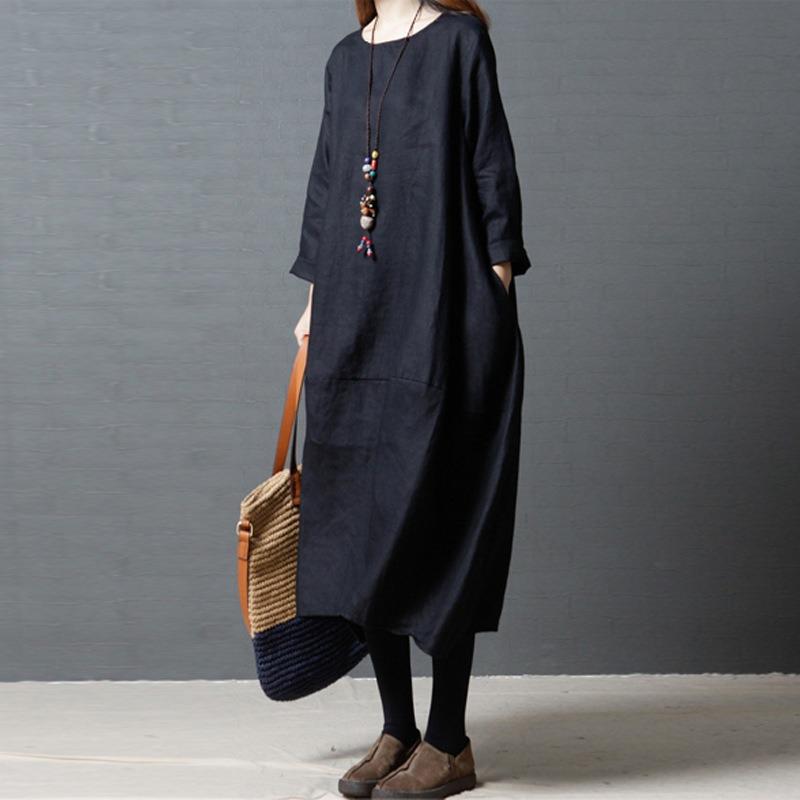 Свободное утягивающее платье средней длины с длинными рукавами и круглым вырезом