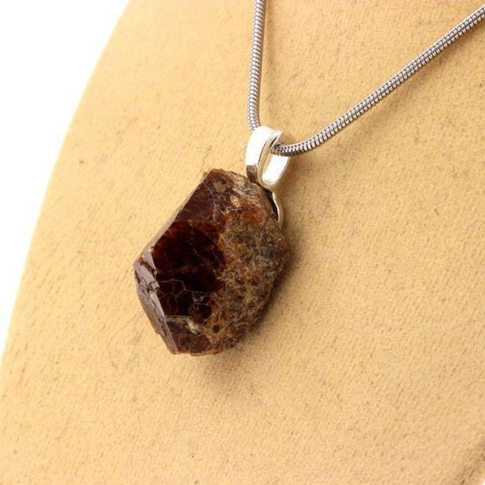 Pierres et Minéraux. Collier Grenat Catalan Grossulaire-Andradite brut. 30.50 ct. Pyrénées-Orientales, France.