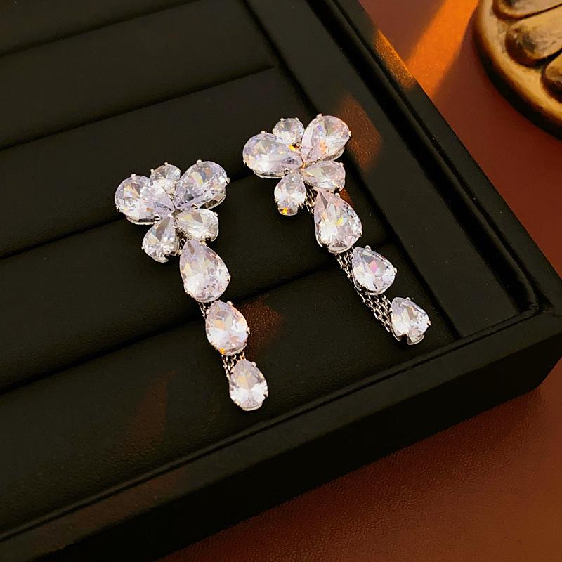 Изысканные серьги-кисточки из циркона: Блестящий, Универсальный, Минималистичный Дизайн с Привлекательностью Легкой Роскоши.