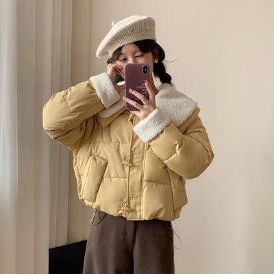 Новая зимняя куртка из короткого хлопка с контрастными пуговицами и модным французским кукольным воротником