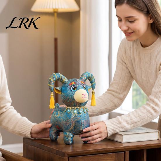 Счастливый талисман Фигурка Китайский Зодиак Овца Плюшевая кукла, Барашек из парчи с кисточками, рожками и ожерельем из драгоценных камней, Благоприятный декор для дома на Новый год Набитая
