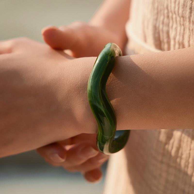 Модные уникальные нерегулярные акриловые браслеты-манжеты для женщин, простая текстура, многоцветный геометрический открытый браслет, женские ювелирные изделия