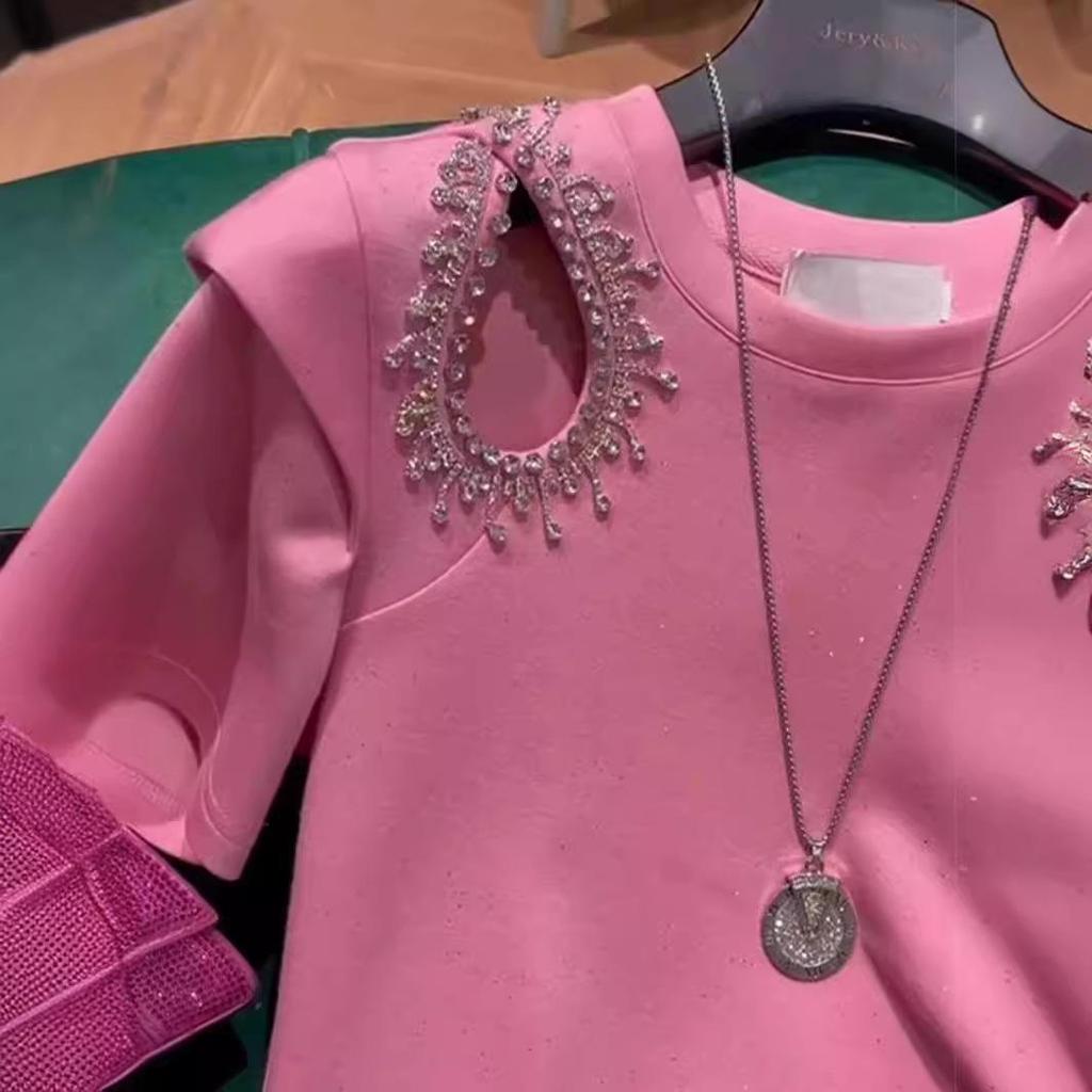 Футболка Catty Fashionable Slimming размера Plus Size 2-300: Неровная полая плечевая часть с алмазной инкрустацией, короткие рукава для женщин.