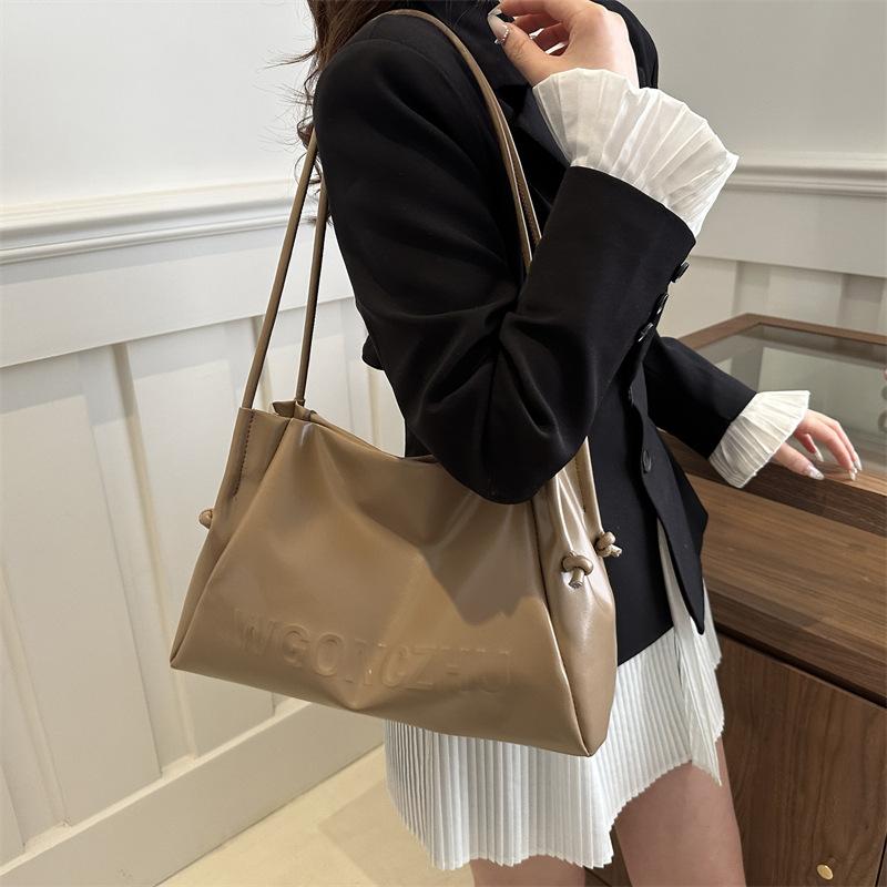 Нишевая простая сумка подмышкой большая женская 2024 новая темпераментная женская сумка через плечо мягкая поверхность сумка-тоут для поездок на работу