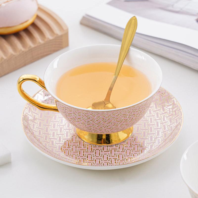 Европейская костяная фарфоровая маленькая роскошная кофейная чашка и блюдце изысканный черный чайный сервиз для дома гостиная креативные высококачественные послеобеденные чашки