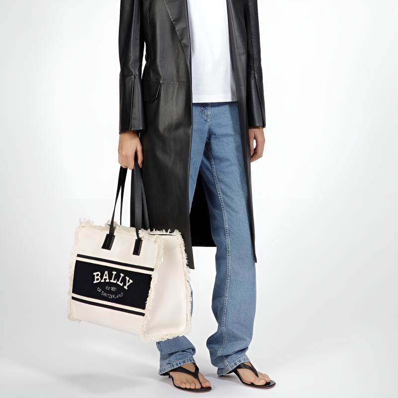 Bally Сумка-тоут женская Черная полосатая холщовая с кожаными вставками и бахромой, с логотипом-буквой, Бежевая 6302813