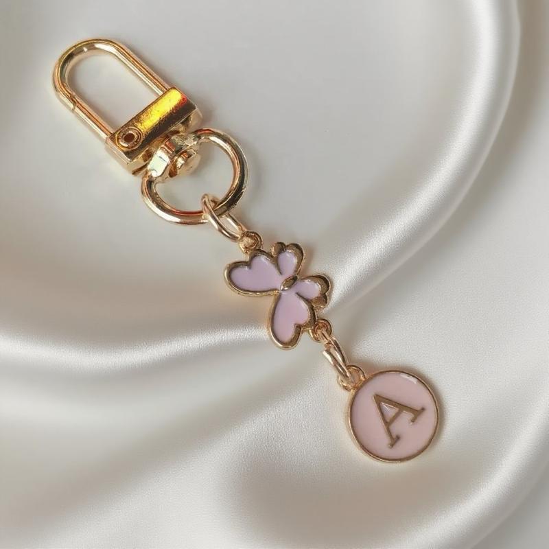 Металлический розовый брелок для ключей в виде бабочки, модный брелок с инициалами от A до Z, держатели для ключей от машины, подвеска для сумки, висячий декор, подарок для пары