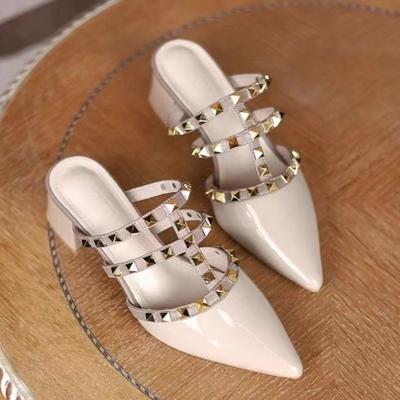 Мода Женская Мода Баотоу Массивные Шлепанцы Летние Новые Остроносые С Неглубоким Вырезом Клепки Полые Дышащие Босоножки на Каблуке