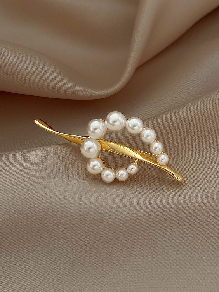 Summer Anti-Exposure Brooch: Fashionable and Luxurious Collar Pin for Women.