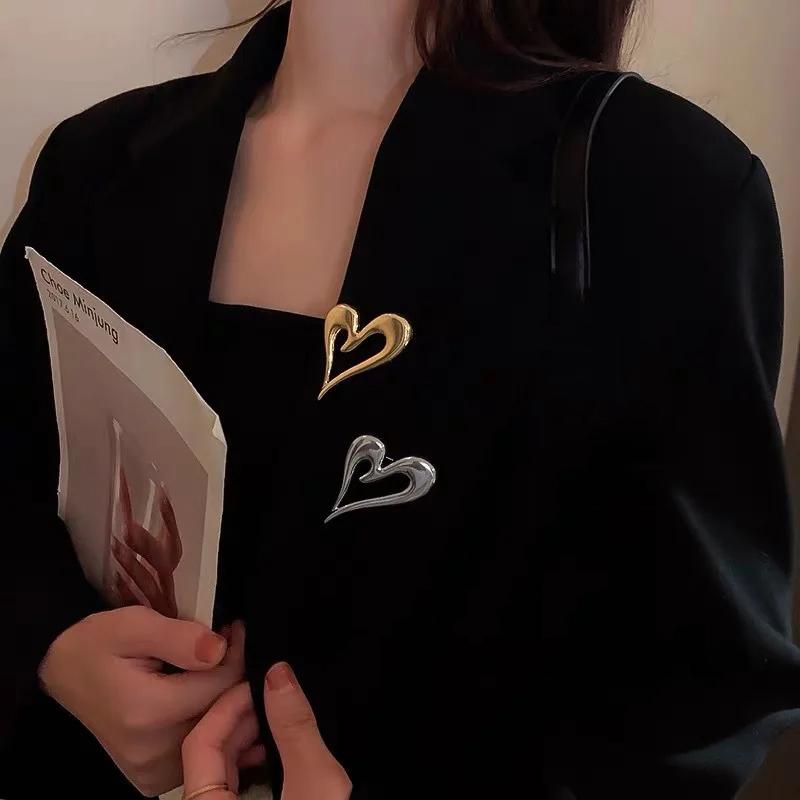 Simple Large Metal Heart Brooches for Women Men Classic Fashion Jewelry Vintage Love Heart Brooch Pins Office Party Gifts