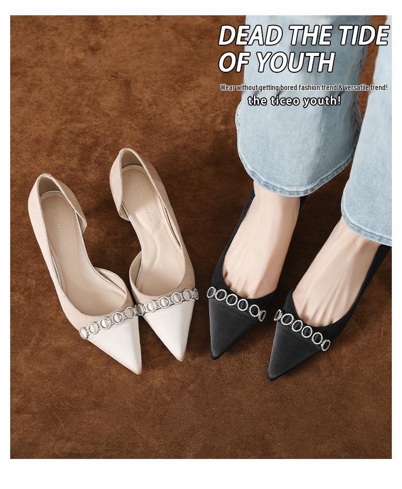 Изысканные атласные туфли-мюли на шпильке: Женские туфли с острым носком, боковыми вырезами, коллекция весна-лето 2025