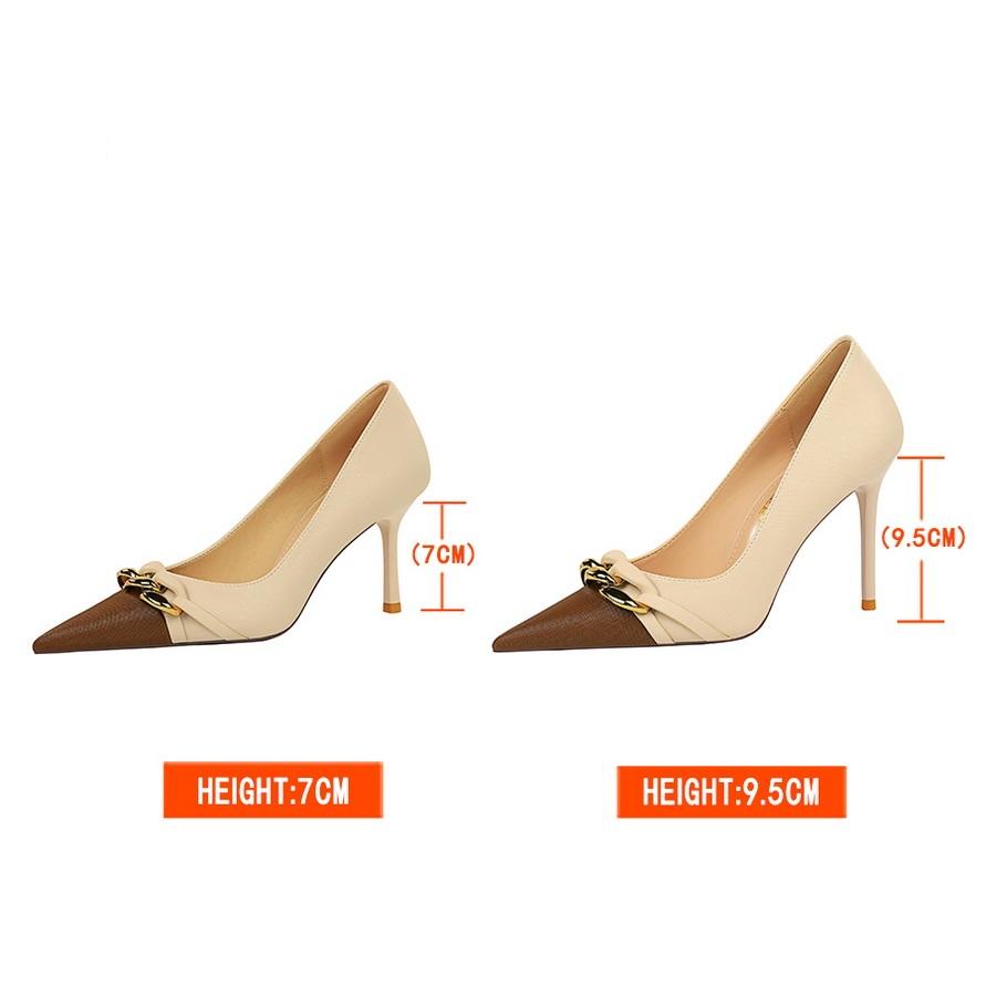 Женские банкетные туфли на высоком каблуке светлого кроя с цветными блоками и остроконечной металлической цепочкой, декоративные одинарные туфли