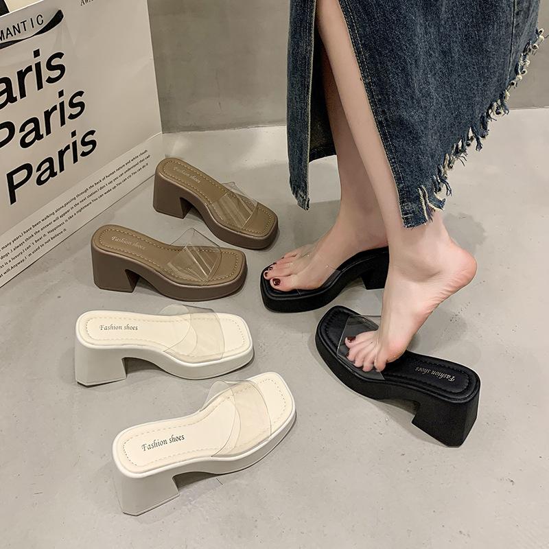 Шлепанцы на высоком каблуке для летней уличной носки для женщин 2025 новые прозрачные сандалии на одном ремешке водонепроницаемые на платформе на толстом каблуке крутые шлепанцы