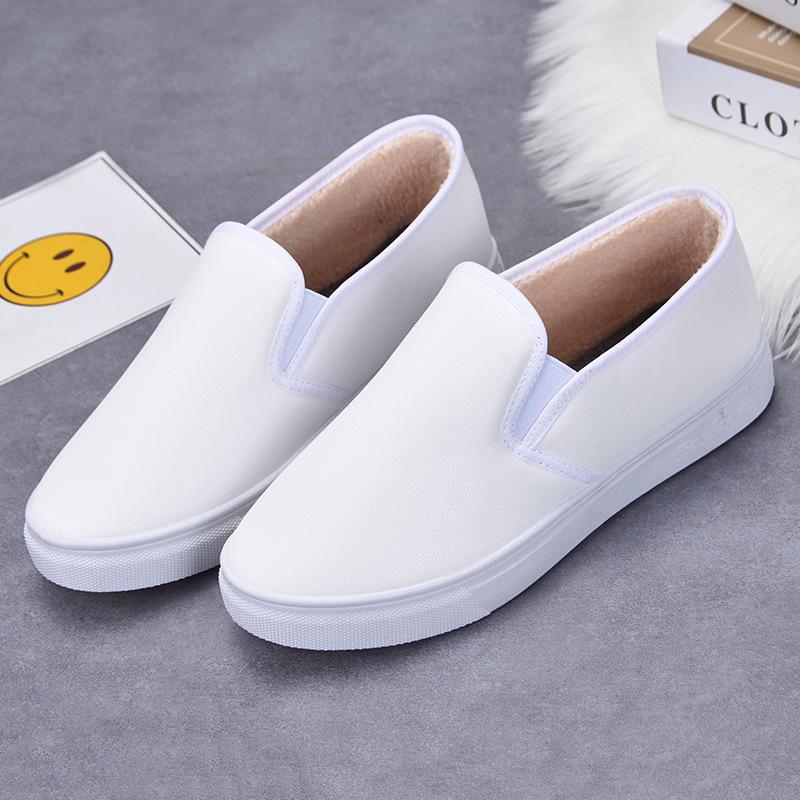 Женские зимние туфли из кожи и бархата на плоской подошве белого цвета — теплые, удобные, нескользящие и водонепроницаемые